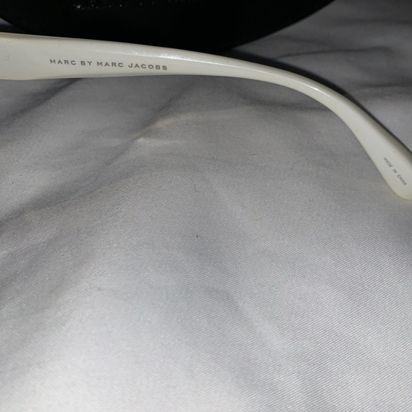 Gently Loved Marc by Marc Jacobs MMJ082/S Ladies Sunglasses White & Gold - Picture 4 of 6